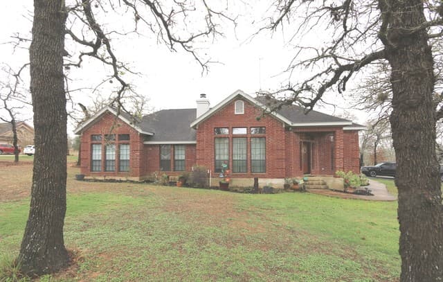 3-bedroom rental at 124 Rosewood Dr in La Vernia, TX — photo 2