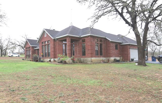 3-bedroom rental at 124 Rosewood Dr in La Vernia, TX — photo 3
