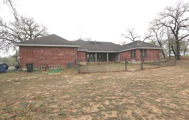3-bedroom rental at 124 Rosewood Dr in La Vernia, TX — photo 4