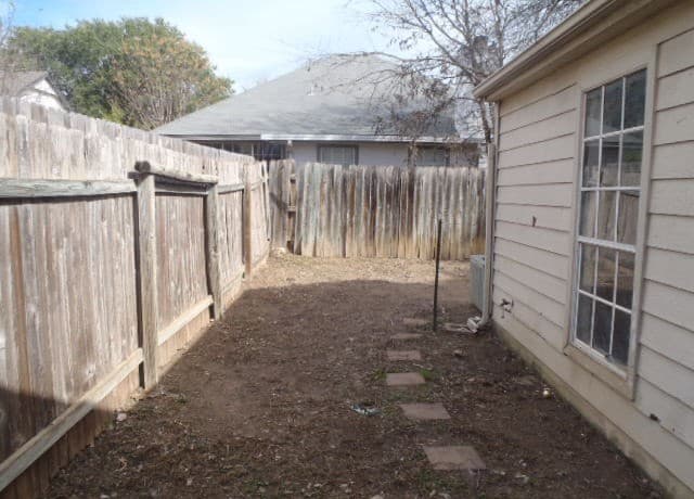 3-bedroom rental at 325 Sunrose Ln in Cibolo, TX — photo 4