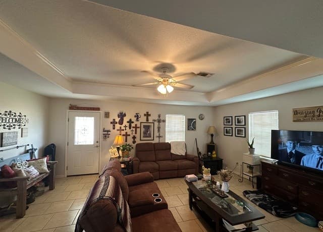 3-bedroom rental at 279 Edwards Ave in Charlotte, TX — photo 3