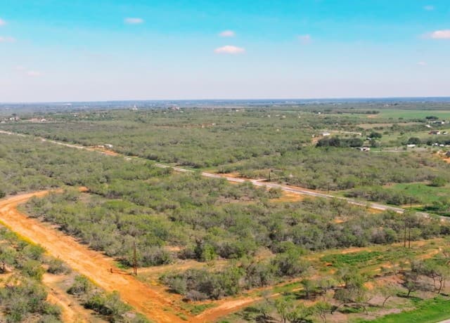 rental at 125 Cr 2644 in Moore, TX — photo 3