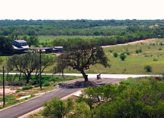 rental at 125 Cr 2644 in Moore, TX — photo 5