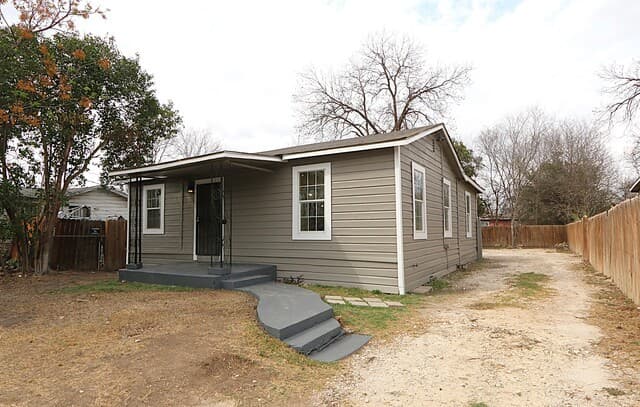 3-bedroom rental at 543 Ferris in San Antonio, TX — photo 2