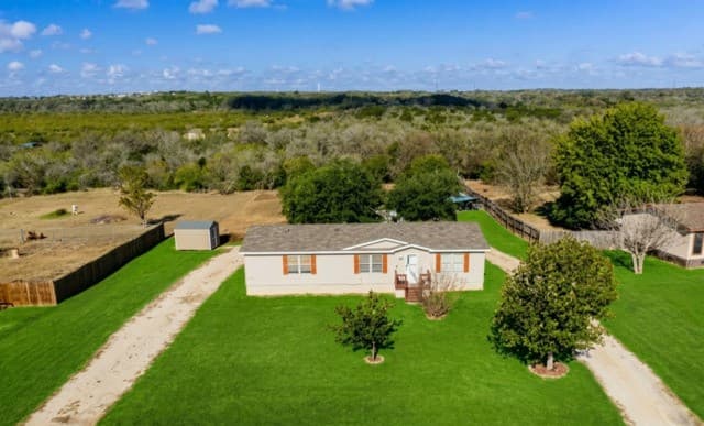 3-bedroom rental at 153 Davie in Marion, TX — photo 2