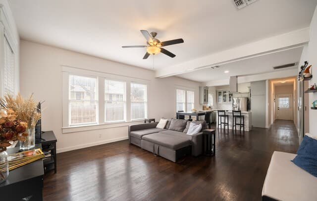 4-bedroom rental at 901 W Woodlawn in San Antonio, TX — photo 5