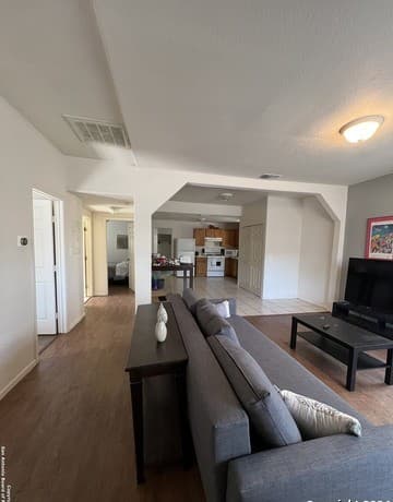 3-bedroom rental at 1023 Cherry in San Antonio, TX — photo 2
