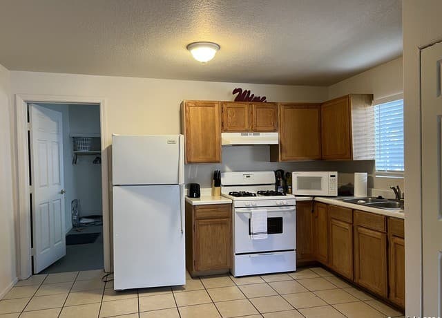 3-bedroom rental at 1023 Cherry in San Antonio, TX — photo 4