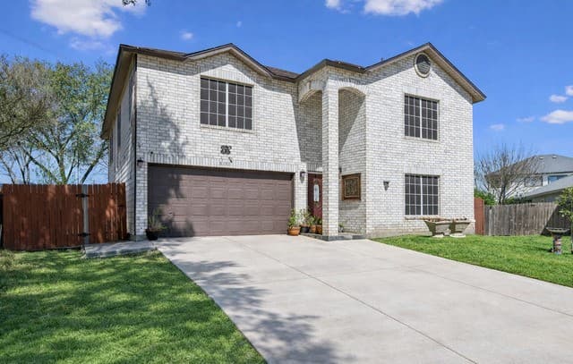 4-bedroom rental at 8151 Arrowhead Pool in San Antonio, TX — photo 3