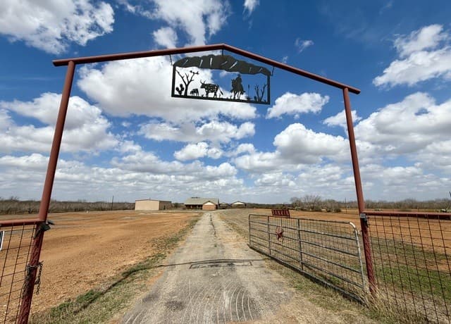 3-bedroom rental at 1550 County Road 300 in Jourdanton, TX — photo 2