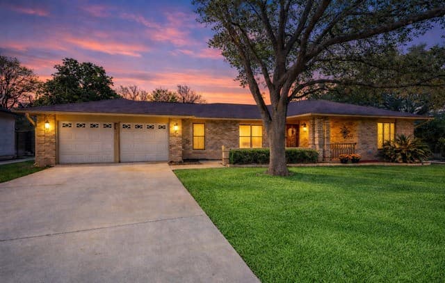 4-bedroom rental at 2011 Broken Oak in San Antonio, TX — photo 2