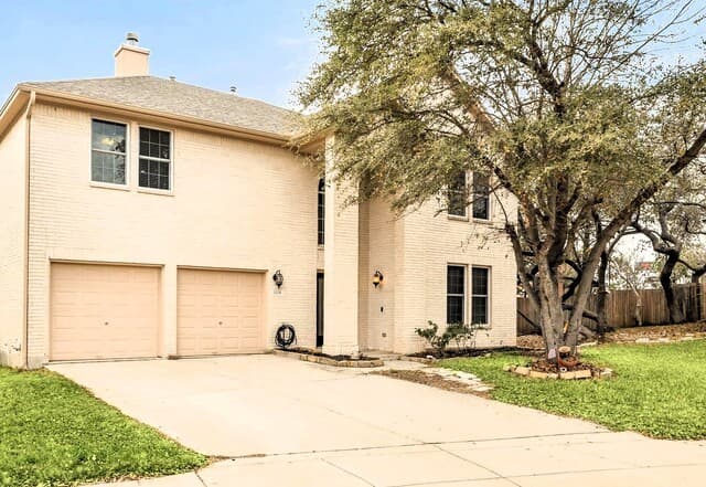 6-bedroom rental at 2854 Lakehills in San Antonio, TX — photo 2