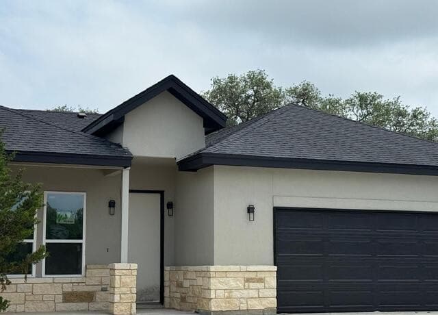 3-bedroom rental at 109 W Eli Chandler in Blanco, TX — photo 2