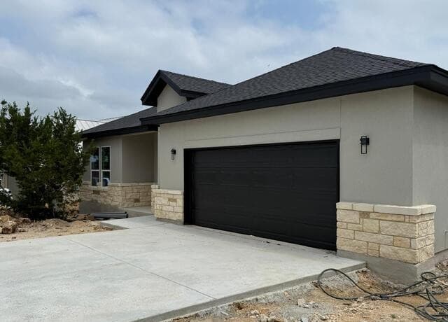 3-bedroom rental at 109 W Eli Chandler in Blanco, TX — photo 3