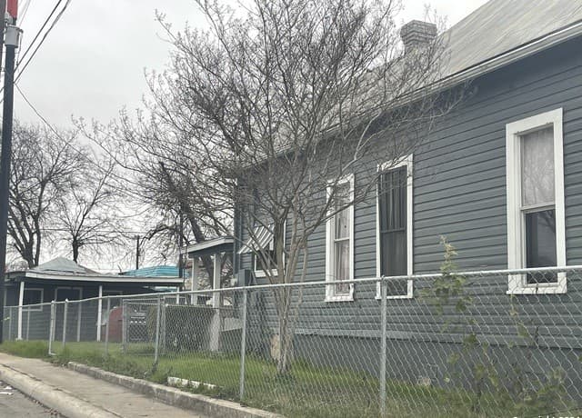 3-bedroom rental at 1721 Monterey St in San Antonio, TX — photo 2