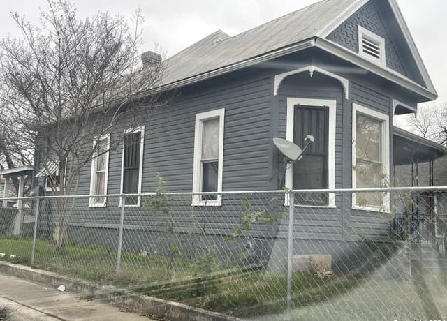 3-bedroom rental at 1721 Monterey St in San Antonio, TX — photo 3