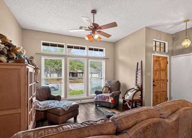3-bedroom rental at 13723 Cedar Canyon in San Antonio, TX — photo 4