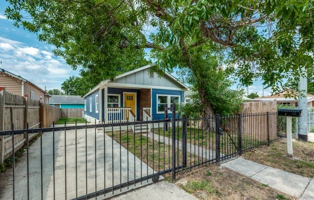 2-bedroom rental at 136 W Lambert St in San Antonio, TX — photo 3