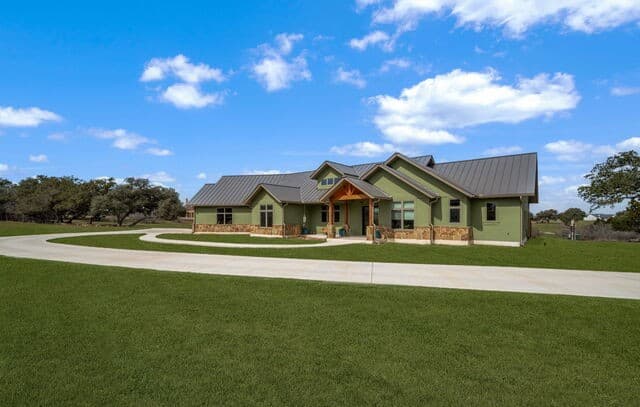 3-bedroom rental at 236 Bridle Chase in Bandera, TX — photo 2