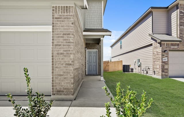 3-bedroom rental at 4911 Blue Ranch in San Antonio, TX — photo 3