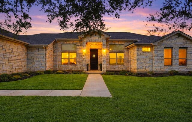 3-bedroom rental at 109 W Short Meadow in Lytle, TX — photo 2