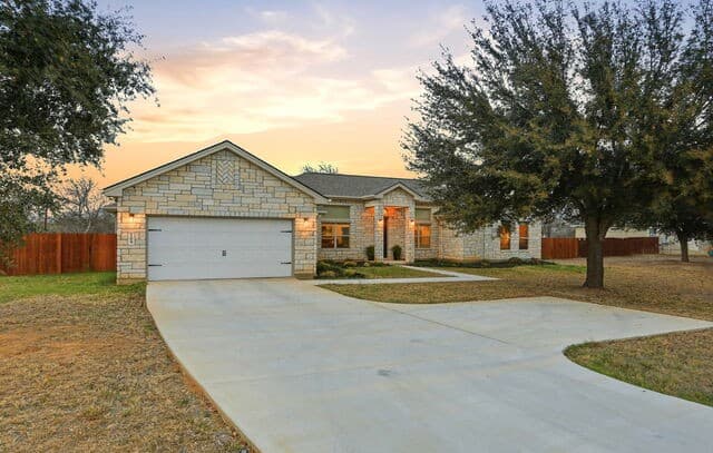 3-bedroom rental at 109 W Short Meadow in Lytle, TX — photo 3