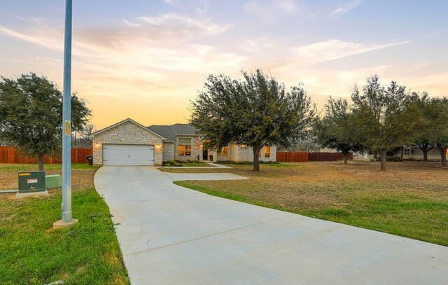 3-bedroom rental at 109 W Short Meadow in Lytle, TX — photo 4