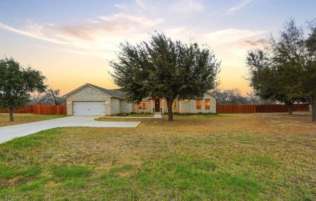 3-bedroom rental at 109 W Short Meadow in Lytle, TX — photo 5