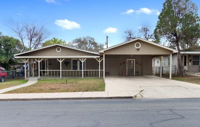3-bedroom rental at 214 Schmeltzer Ln in San Antonio, TX — photo 1