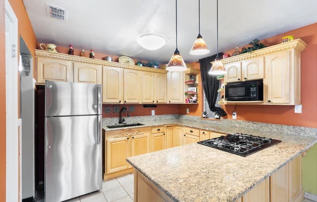 3-bedroom rental at 214 Schmeltzer Ln in San Antonio, TX — photo 2