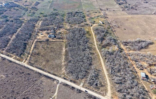 rental at 469 County Road 477 in Stockdale, TX — photo 2