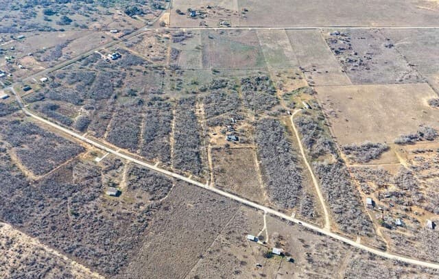 rental at 469 County Road 477 in Stockdale, TX — photo 3