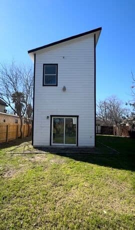 3-bedroom rental at 642 N San Gabriel in San Antonio, TX — photo 5