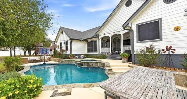 4-bedroom rental at 226 Broken Arrow in Floresville, TX — photo 1