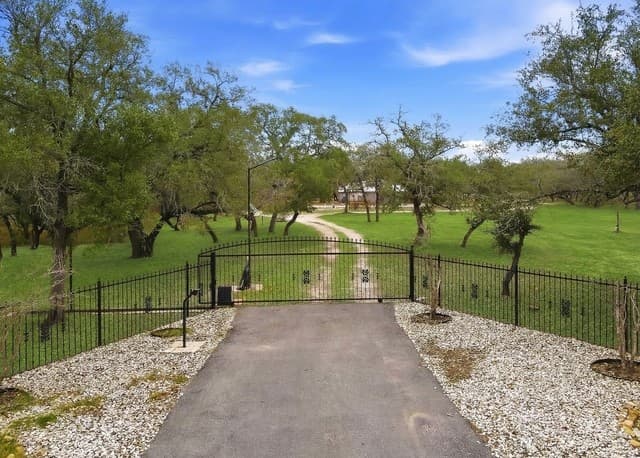 3-bedroom rental at 561 County Road 785 in Natalia, TX — photo 1