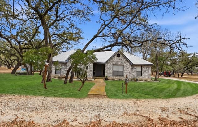 3-bedroom rental at 561 County Road 785 in Natalia, TX — photo 2