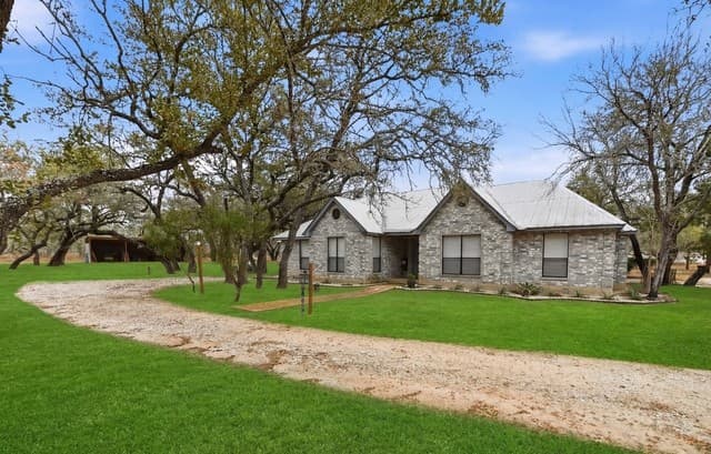 3-bedroom rental at 561 County Road 785 in Natalia, TX — photo 3