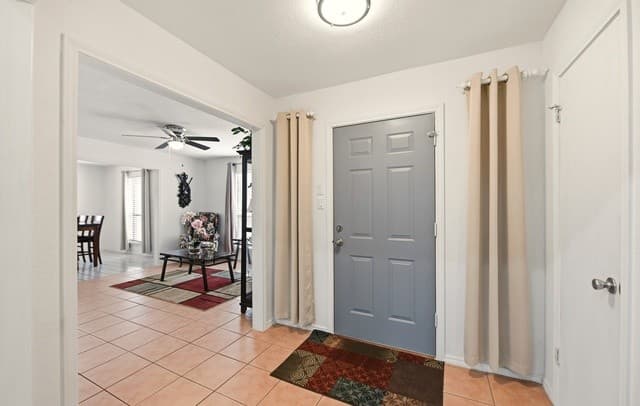 3-bedroom rental at 561 County Road 785 in Natalia, TX — photo 4