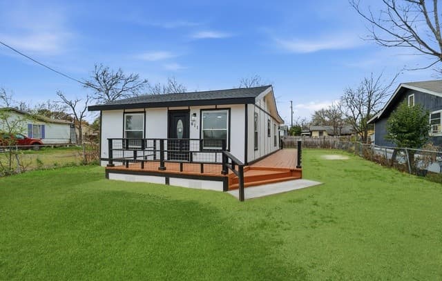 3-bedroom rental at 611 N San Ignacio Ave in San Antonio, TX — photo 3