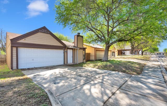 3-bedroom rental at 2806 Coral Field in San Antonio, TX — photo 2
