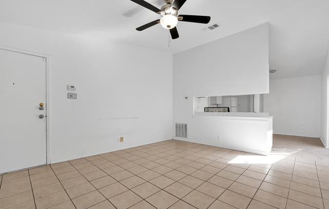 3-bedroom rental at 2806 Coral Field in San Antonio, TX — photo 4