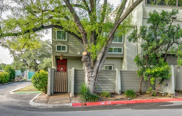 2-bedroom rental at 3102 Eisenhauer Unit B 20 in San Antonio, TX — photo 1