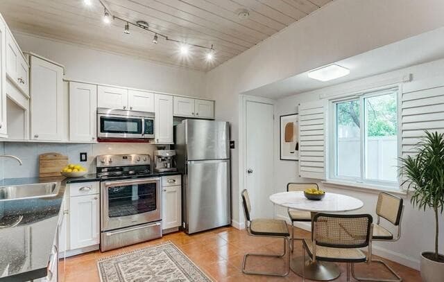 2-bedroom rental at 3102 Eisenhauer Unit B 20 in San Antonio, TX — photo 5