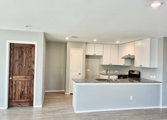 4-bedroom rental at 320 Agave Circle in Jourdanton, TX — photo 4