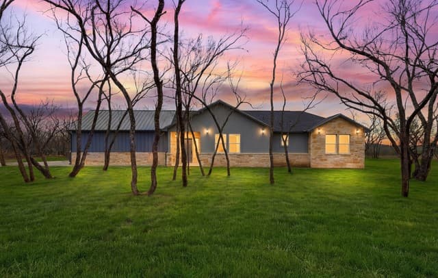 3-bedroom rental at 157 Sylas Hayes Loop in Pleasanton, TX — photo 3