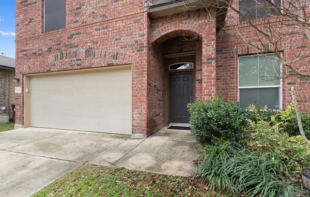 3-bedroom rental at 10429 Stampede Stead in San Antonio, TX — photo 3