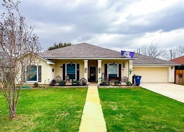 4-bedroom rental at 305 Yortown in Pleasanton, TX — photo 3