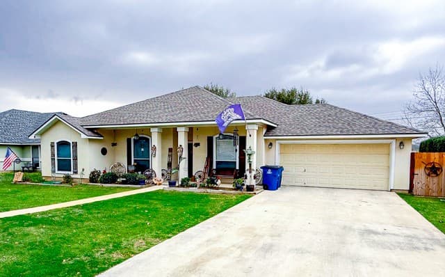 4-bedroom rental at 305 Yortown in Pleasanton, TX — photo 4