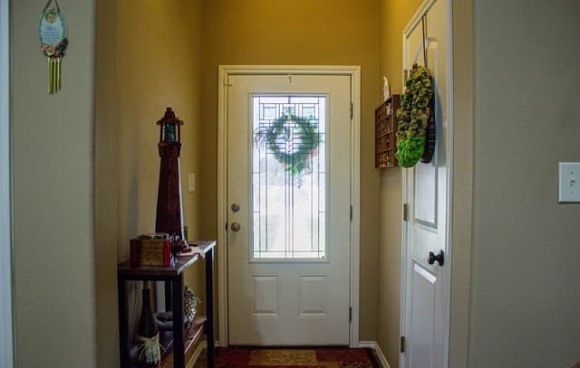 4-bedroom rental at 305 Yortown in Pleasanton, TX — photo 5