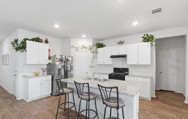 5-bedroom rental at 10410 McIntosh in San Antonio, TX — photo 3